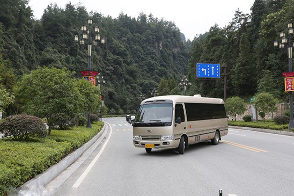 采用流線型車身設(shè)計，莊重典雅，彰顯精致經(jīng)典，可選高檔金屬烤漆，靚麗、奢華足以成為你的心動之選。 商用車之家