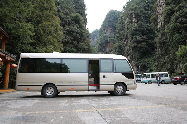 側(cè)圍裝飾條不但有效保護(hù)車身側(cè)圍受到意外摩擦，同時增添車身側(cè)圍美觀性 商用車