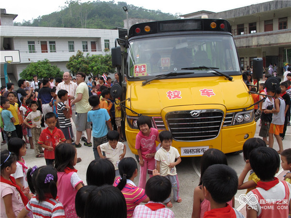 海格快樂(lè)校車(chē)開(kāi)往廣東信宜.JPG