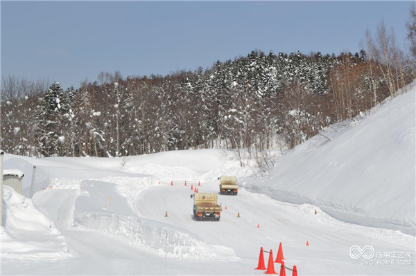 Trucks_snowy_road.jpg